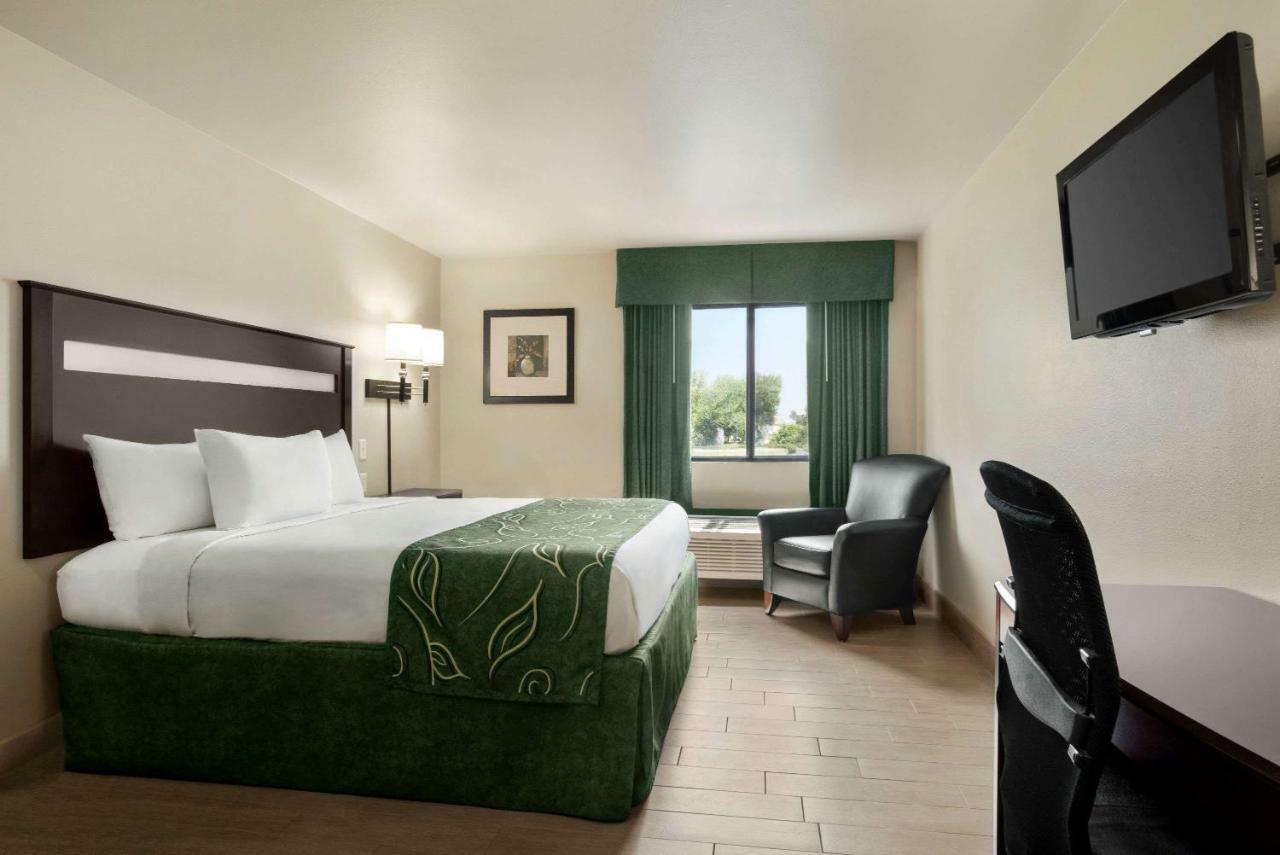 Baymont By Wyndham Glenwood Hotel Exterior photo